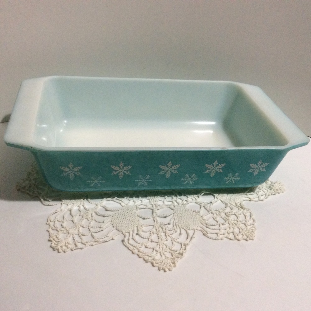 Rare Vintage Pyrex Snowflake turquoise baking dish